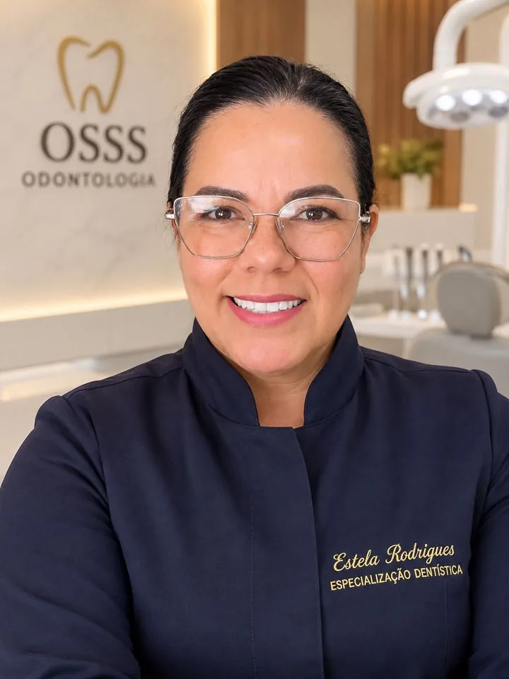 Dra. Estela Rodrigues, dentista em Campos Belos, na clínica OSSS Odontologia